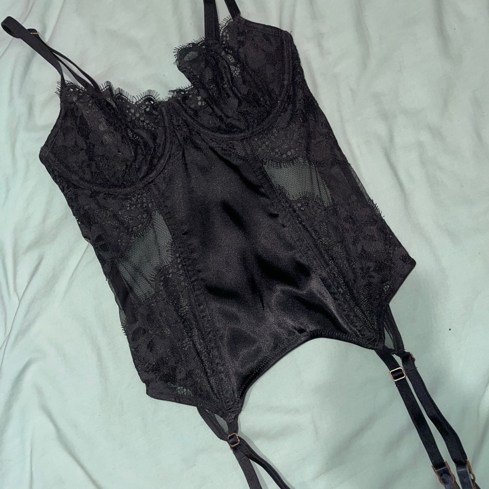 Victoria’s Secret bustier garter NWOT